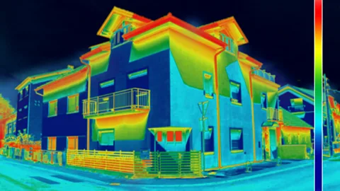 Alamy This thermal image shows a lack of insulation on a home (Credit: Alamy)