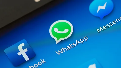 Alamy Billions of people now use messaging apps, an enormous potential user base for chatbot services (Credit: Alamy)