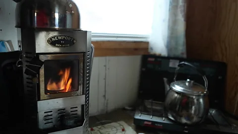 Qajaaq Ellsworth Inuits in Qikiqtarjuaq, Nunavut, boil iceberg ice to drink (Credit: Qajaaq Ellsworth)