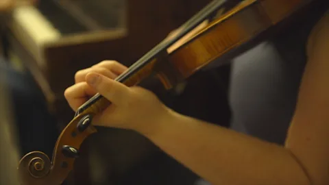 Eliana Alvarez Martinez Close-up of a fiddle player in Cape Breton, Nova Scotia (Credit: Eliana Alvarez Martinez)