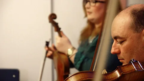 Eliana Alvarez Martinez Musicians play fiddles on Cape Breton Island, Nova Scotia (Credit: Eliana Alvarez Martinez)