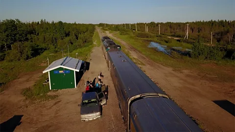 Eliana Alvarez Martinez Ilford, Manitoba, residents unload supplies from the VIA Rail train (Credit: Eliana Alvarez Martinez)
