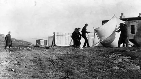 Hulton Deutsch/Contributor/Getty Images Marconi needed to use balloons and kites to help keep his antennae upright (Credit: Hulton Deutsch/Contributor/Getty Images)