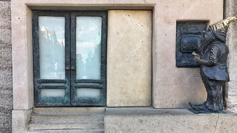 Eliot Stein A tiny bronze dwarf withdraws money at the ATM steps away from a bank in Wrocław’s Market Square (Credit: Eliot Stein)