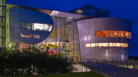 The Gläserne Manufaktur (factory made of glass) is situated in a park in Dresen, and is a sleek showpiece