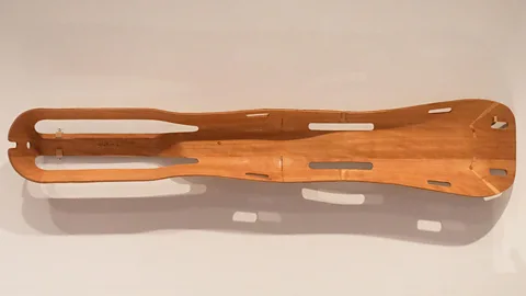 Alamy Eames 부부는 가구 디자인을 위해 개발한 합판 성형 기술을 사용하여 2차 세계 대전 중 부상당한 군인을 위한 비상 부목을 만들었습니다(출처: Alamy)