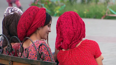 Amanda Ruggeri Girls sitting and talking on a bench in Tajikistan (Credit: Amanda Ruggeri)
