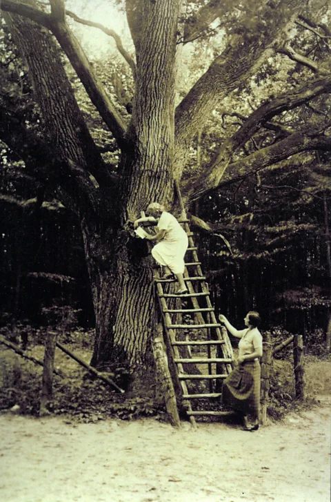 Karl-Heinz-Martens Women climb the ladder to read love letters in the 1930s (Credit: Karl-Heinz-Martens)