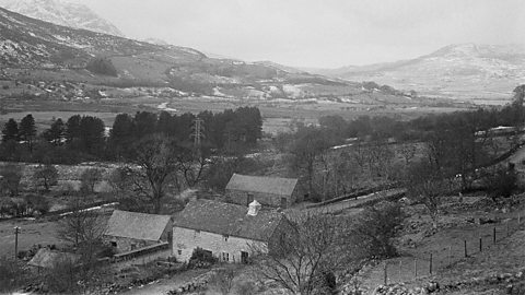 Golygfa dros bentref Capel Celyn yng Nghwm Tryweryn ger y Bala, 27 Chwefror 1957