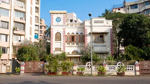 Alamy Colonial bungalow in Bandra - an upscale suburban neighbourhood in expat-filled Mumbai (Credit: Alamy)