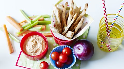 Pitta chips and hummus