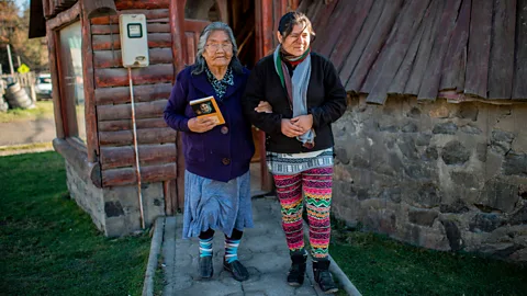 MARTIN BERNETTI/Getty Images Cristina Calderon (left) is the last fluent speaker of the Yaghan language (Credit: MARTIN BERNETTI/Getty Images)