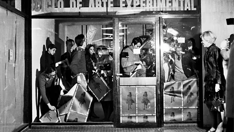 Graciela Carnevale/Spai Visor Graciela Carnevale locked attendees at a glass-fronted gallery as an experiment to see how long before they’d turn to violence (Credit: Graciela Carnevale/Spai Visor)