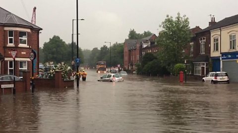 Heavy rainfall causes floods and closes roads - CBBC Newsround