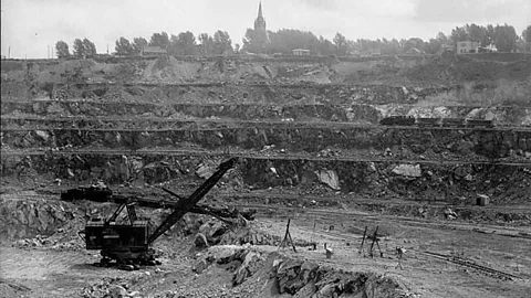 Harry Rowed/Wikipedia Commons At its height the Jeffrey Mine in Asbestos supplied around half of the world’s supply of the controversial mineral (Credit: Harry Rowed/Wikipedia Commons)