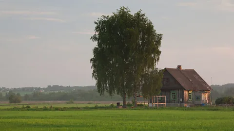 Attēla avots: Danita Delimont/Getty Images Daudzi Latvijas pilsoņi pauž spēcīgu mīlestību pret dabu un romantizē tradicionālās mājas tēlu (Attēla avots: Danita Delimont/Getty Images)