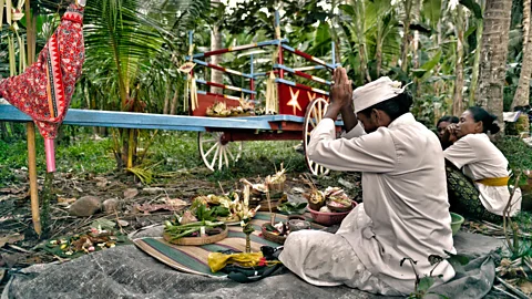 Mark Eveleigh Prayers are offered for the success of Sudana’s ‘beach taxi’, a brightly coloured cart pulled by buffalo (Credit: Mark Eveleigh)