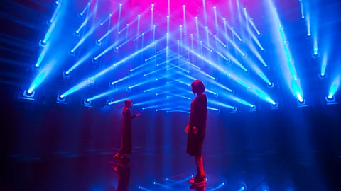 Mori Building Digital Art Museum/teamLab Borderless, 2018, Odaiba, Tokyo Red People in the Blue (Credit: Mori Building Digital Art Museum/teamLab Borderless, 2018, Odaiba, Tokyo)