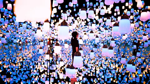 Mori Building Digital Art Museum/teamLab Borderless, 2018, Odaiba, Tokyo Forest of Lamps (Credit: Mori Building Digital Art Museum/teamLab Borderless, 2018, Odaiba, Tokyo)