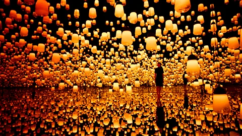 Mori Building Digital Art Museum/teamLab Borderless, 2018, Odaiba, Tokyo Forest of Lamps (Credit: Mori Building Digital Art Museum/teamLab Borderless, 2018, Odaiba, Tokyo)