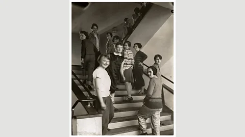 The women from bauhaus weaving workshop on the staircase of the Bauhaus building in Dessau,1927 (Foto: T Lux Feininger Bauhaus-Archiv Berlin/ Copyright: Estate of T Lux Feininger)
