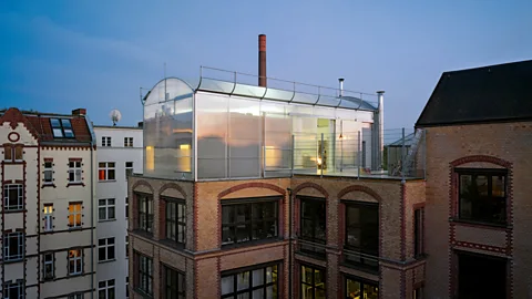 Frank Hülsbömer The transparent penthouse is heated by sunlight (Credit: Frank Hülsbömer)