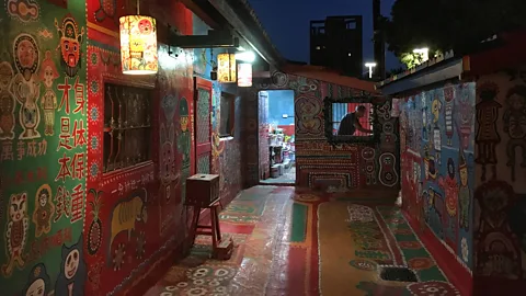 Eliot Stein Every morning, Huang Yung-fu paints Rainbow Village (Credit: Eliot Stein)