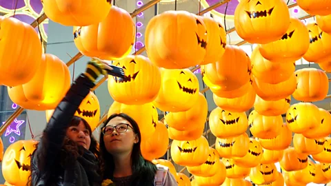 Getty Images Halloween jack o' lanterns in Zhengzhou, China. Autumn has seen investor behaviour become both more optimistic and pessimistic in the past (Credit: Getty Images)