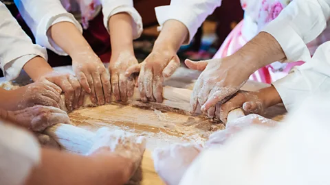 Haris Calkic Making ćetenija requires multiple pairs of hands, and coordinated teamwork is crucial (Credit: Haris Calkic)