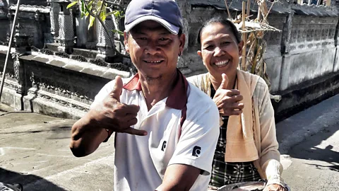 Mark Eveleigh Many hearing residents of Bengkala have learned to sign in order to communicate with kolok family and friends (Credit: Mark Eveleigh)