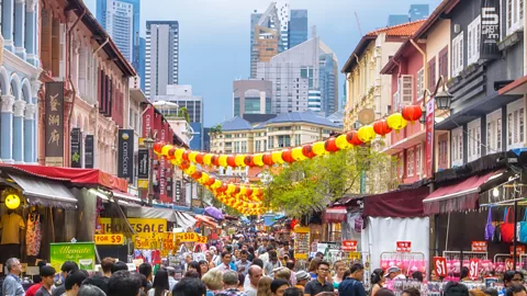 Art Kowalsky/Alamy The mix of cultures in Singapore allows newcomers to adjust quickly (Credit: Art Kowalsky/Alamy)
