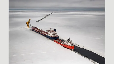 Yuri Kozyrev – NOOR for Fondation Carmignac The icebreaker Baltika helps the mooring and loading operations of tankers at Cape Kamenny, Yamal Peninsula, Russia, May 2018 (Credit: Yuri Kozyrev – NOOR for Fondation Carmignac)