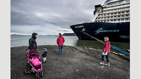 Kadir van Lohuizen – NOOR for Fondation Carmignac The population of Svalbard more than doubles when a cruise ship disembarks: Longyearbyen, Norway, July 2018 (Credit: Kadir van Lohuizen – NOOR for Fondation Carmignac)