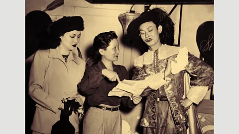 Permission to use granted by S Louisa Wei China’s first female filmmaker Esther Eng (centre) directs Lady from the Blue Lagoon in 1947 (Credit: Permission to use granted by S Louisa Wei)