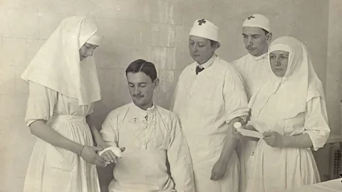 Wikimedia Commons Despite being arrested for her involvement in a left-wing uprising, Gedroits later worked with royals. She is seen here with the Grand Duchess Tatiana (Credit: Wikimedia Commons)