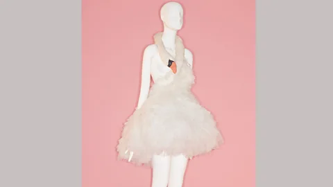 Metropolitan Museum of Art/ Johnny Dufort A swan-shaped dress by Marjan Pejoski was worn by the singer Björk on the Oscars red carpet (Credit: Metropolitan Museum of Art/ Johnny Dufort)