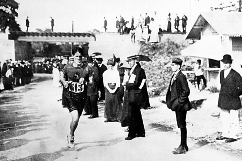 Photograph of Kennedy Kane McArthur running the marathon of the Stockholm Olympics in 1912