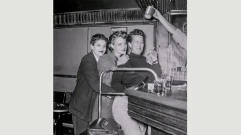 San Francisco History Center, San Francisco Public Library Grace Miller and friends at a bar in San Francisco, 1953 (Credit: San Francisco History Center, San Francisco Public Library)