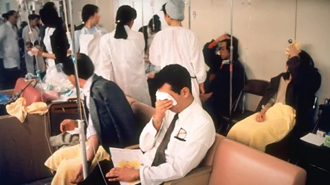 Getty Images The hospitals in Tokyo were overwhelmed with victims and people who feared they had been exposed to the gas in the hours after the sarin attacks in 1995 (Credit: Getty Images)