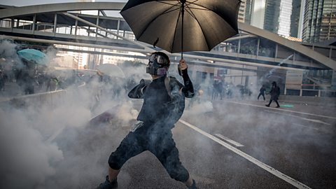 Hong Kong protests: Rubber bullet blinds journalist in one eye - BBC News