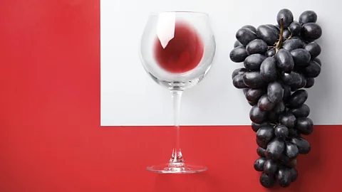 Is size important when it comes to wine glasses? - BBC News