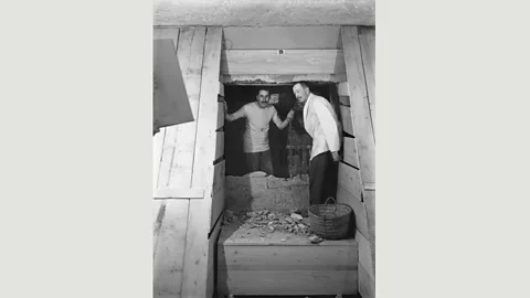Griffith Institute, University of Oxford Burton staged his photos to make them as dramatic as possible; taken in February 1923, this image is one of only two showing Carter (left) and Lord Carnarvon together in the tomb