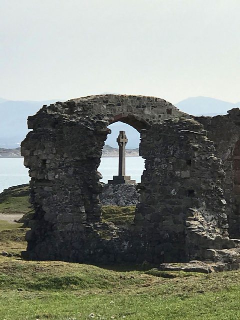 Adfeilion yr eglwys ar Ynys Llanddwyn