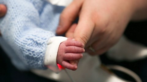 Tips for bonding with your premature baby in hospital