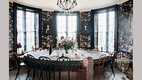 Amy Neunsinger/ CICO Books With its dark woodwork and wallpaper, Lowe’s dining room has a romantic but edgy feel