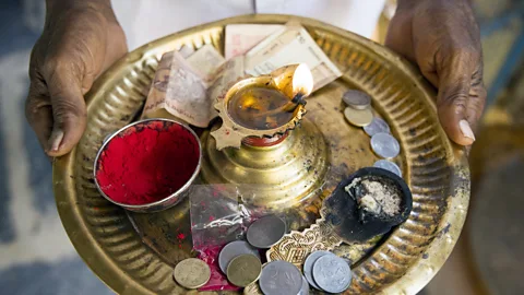 Chris Griffiths Pilgrims bring offerings to Thimmamma (Credit: Chris Griffiths)