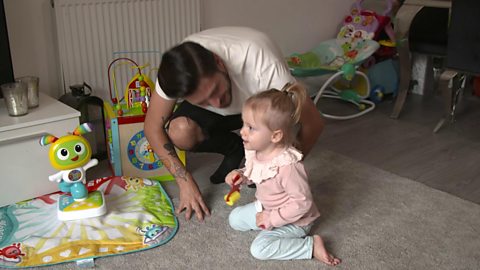 Tiny Happy People: Play jumping frogs