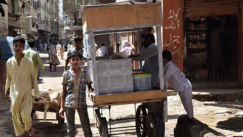 Aysha Imtiaz As Pakistan imposes stricter lockdown measures, many daily wage workers are unable to work, earn and eat (Credit: Aysha Imtiaz)