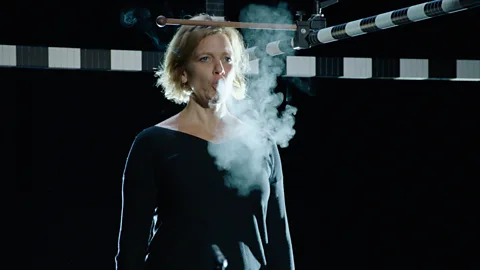 Bayerischer Rundfunk Kerstin Rosenfeldt inhaled a lungful of water vapour before singing to demonstrate how far respiratory microdroplets can travel (Credit: Bayerischer Rundfunk)
