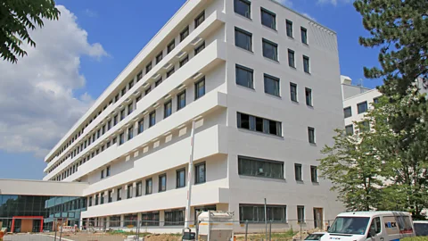Klinikum Frankfurt Hoechst The Klinikum Frankfurt Hoechst in uses ive design to keep its heating needs minimal, reducing its costs and carbon emissions (Credit: Klinikum Frankfurt Hoechst)